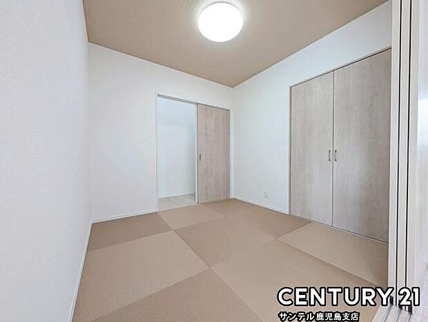 4.5帖の和室です♪リビング横に和室があることで和と洋の雰囲気を味わえ素敵な空間を演出でき、お子様の遊び部屋や客間としても利用できます♪