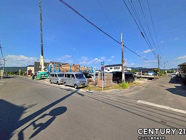 前面道路から撮影した現地写真です♪