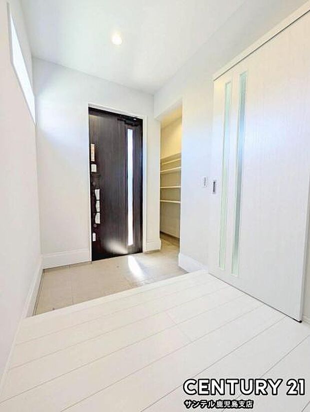 ご新居への出入り口になる明るい玄関には、たくさんの靴を収納できるシューズインクローク完備♪いつも清潔感のあるすっきりとした玄関スペースを確保できますよ♪