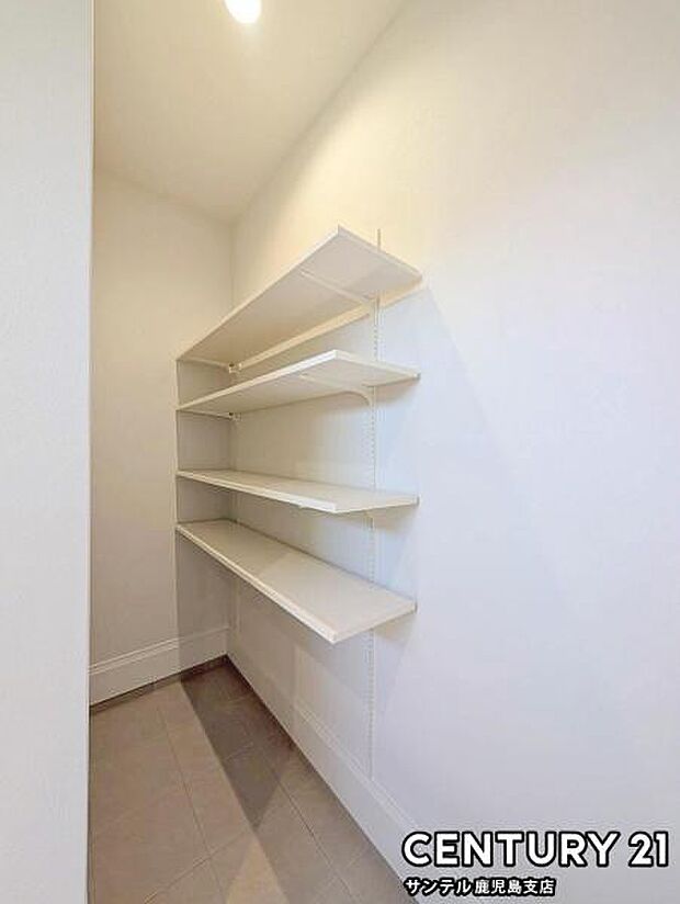 シューズインクローク付きで、家族分のシューズはもちろん、ゴルフバックやベビーカーも収納出来ます。