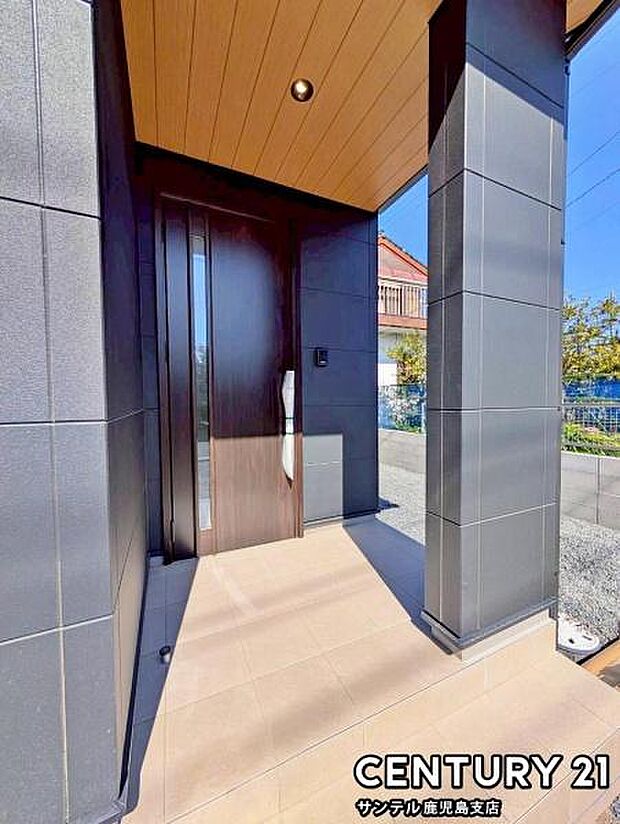 セキュリティ面でも安心なダブルロックドアの玄関です♪屋根があるので、ちょっとした雨の日でも焦ることなく鍵や傘の開け閉めができます♪