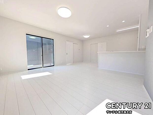 19.7帖のLDKです♪カウンターキッチンからリビングにいるご家族やお子様の様子が見えるので、コミュニケーションがとりながら、ご家族の大切な時間を共有できるリビングスペースです♪