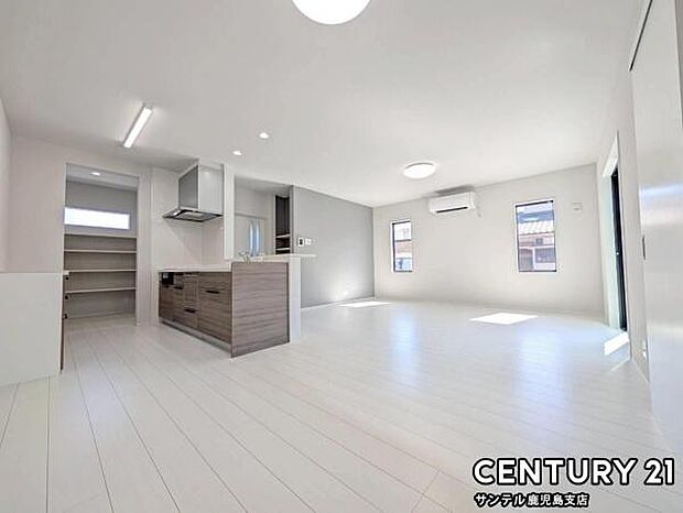 19.7帖のリビングです♪明るく、落ち着きのあるリビング♪ダイニングスペースも含めてゆとりのあるスペースで、ご家族でお食事や団らんしたり、ゆったりとしたご家族の時間を過ごせます♪