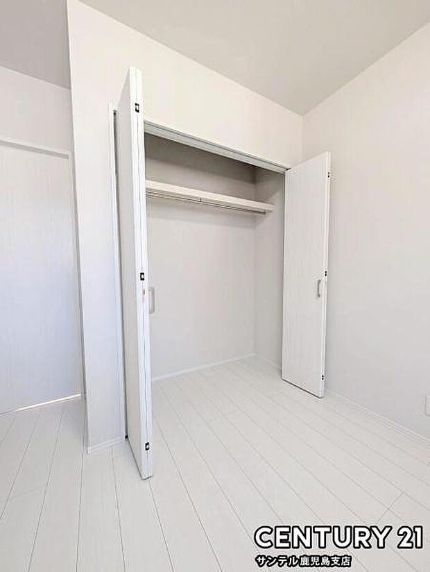 5.2帖洋室のウォークインクローゼット♪収納力があり、衣類はもちろん、寝具や季節家電もまとめて保管でき、室内を広く快適に使えます。
