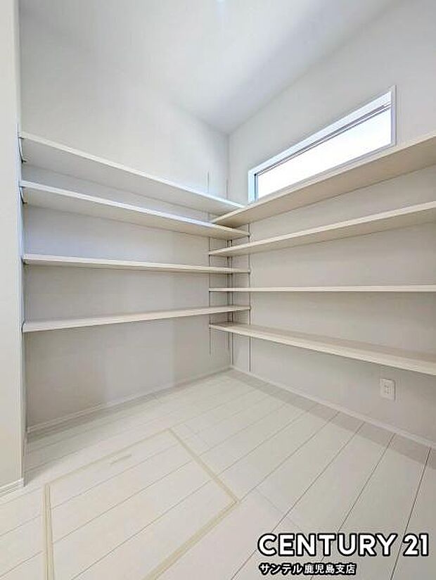 キッチンにあるパントリースペースです♪食料品や消耗品など、たくさんの物を収納できます♪