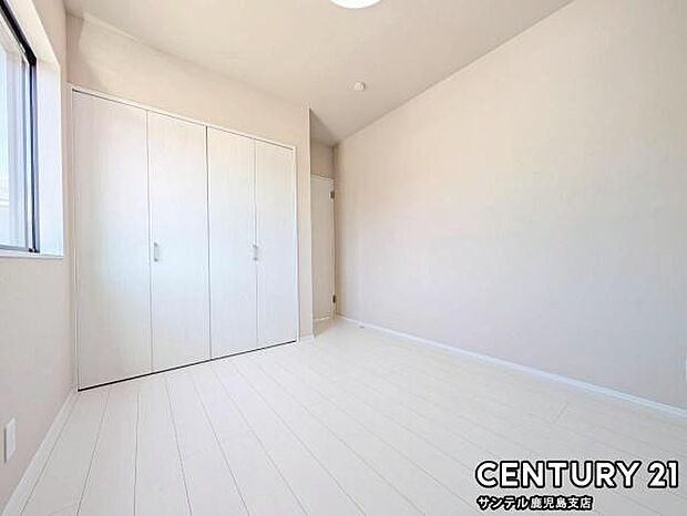 5.8帖の洋室です♪しっかり日が差し込みますので気持ちの良い目覚めができる素敵な洋室になります♪クローゼット完備しております!