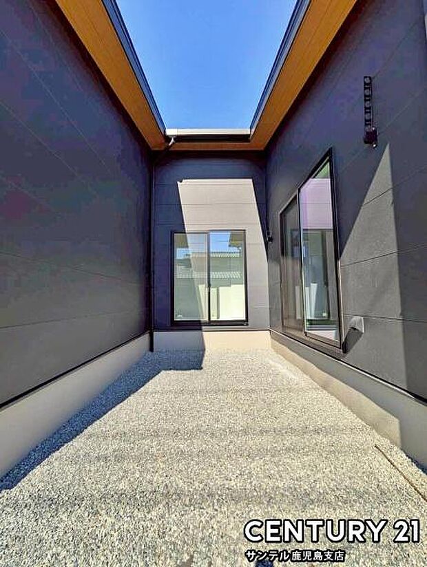 お休みの日は、お庭でガーデニングなど、自由に使える素敵なスペースです♪