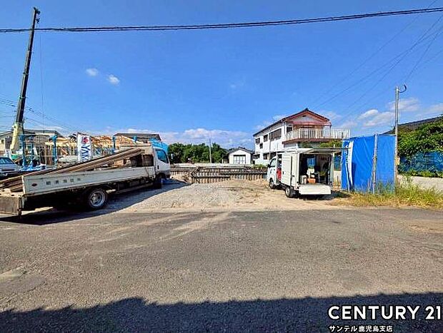 前面道路から撮影した現地写真です♪