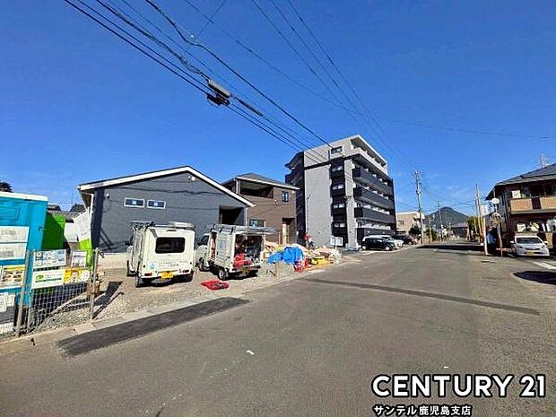 前面道路から撮影した現地写真です♪