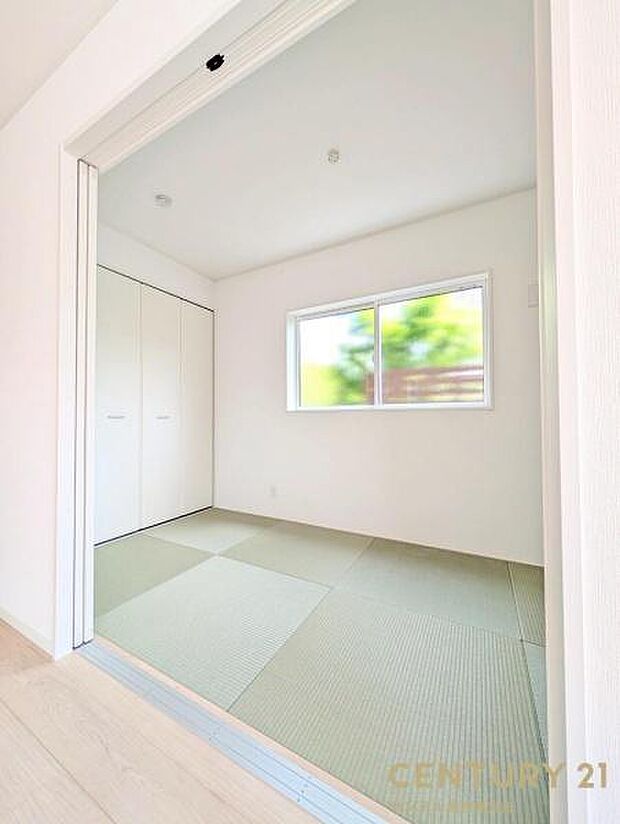 （同仕様写真）リビング横に畳スペースがあることで和と洋の雰囲気を味わえ素敵な空間を演出でき、お子様のキッズルームや客間としても利用できます♪畳は樹脂製なので、ジュース等をこぼしても、拭き取れます♪