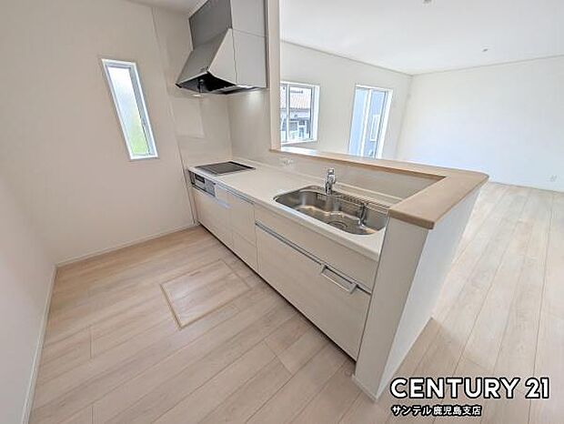 (同仕様モデル写真)シンプルで使いやすい設計のキッチン♪そしてカウンターキッチンなので、リビングいるご家族と会話を楽しみながらお料理ができます♪オプションで食洗器を付けることができます♪