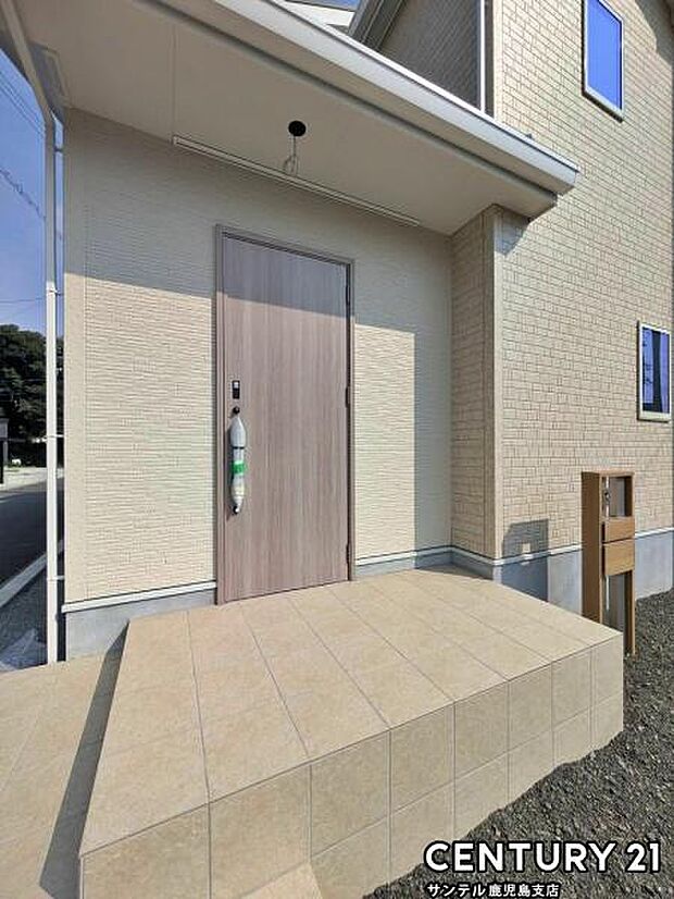 セキュリティ面でも安心なダブルロックドア玄関です♪屋根があるので、ちょっとした雨の日でも焦ることなく鍵や傘の開け閉めができます♪