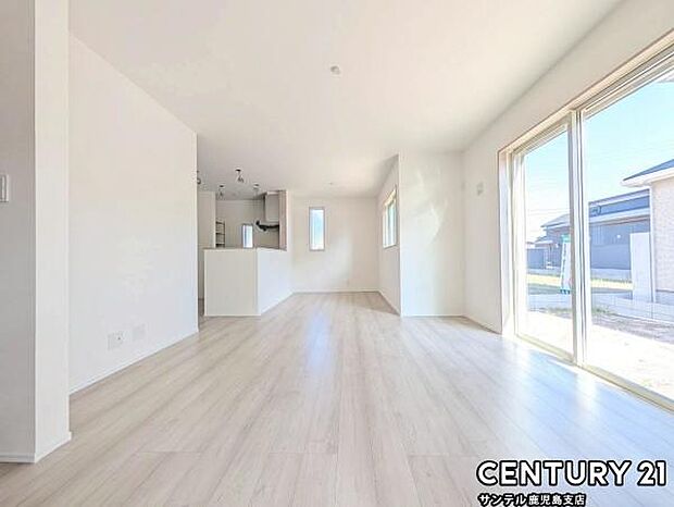 16.1帖のリビングです♪カウンターキッチンからリビングにいるご家族やお子様の様子が見えるので、コミュニケーションがとりながら、ご家族の大切な時間を共有できるリビングスペースです♪