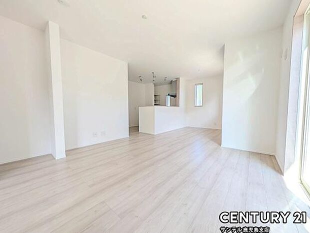 16.1帖のリビングです♪カウンターキッチンからリビングにいるご家族やお子様の様子が見えるので、コミュニケーションがとりながら、ご家族の大切な時間を共有できるリビングスペースです♪