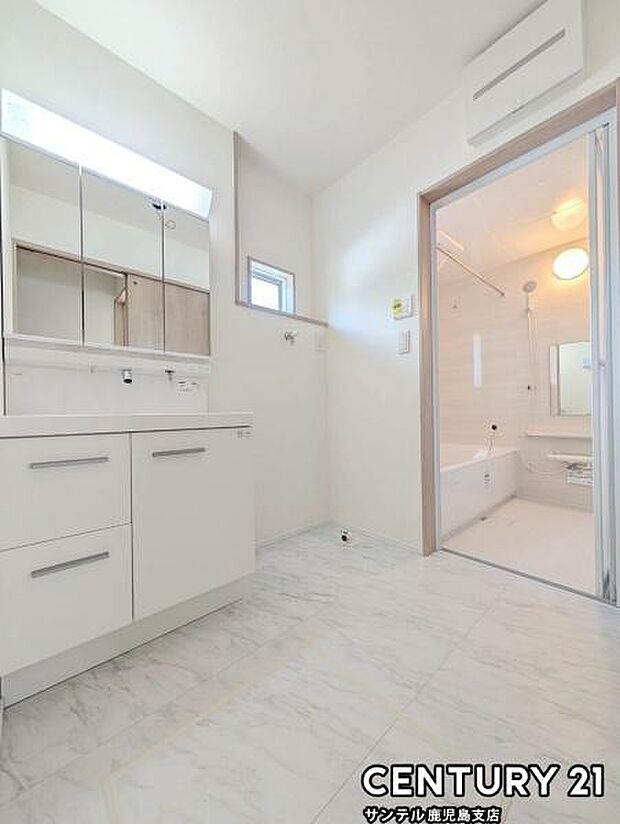 洗面化粧台は収納付きの大きな鏡が付いています♪朝のお忙しい時間帯でも三面鏡の洗面台ならお出かけ前のご準備も手助けしてくれること間違いなし♪