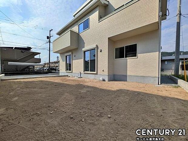 建物裏にはちょうど良い広さのお庭がついております♪