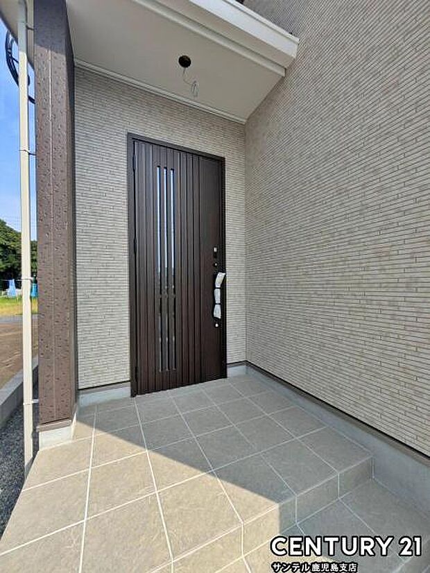 セキュリティ面でも安心なダブルロックドア玄関です♪屋根があるので、ちょっとした雨の日でも焦ることなく鍵や傘の開け閉めができます♪