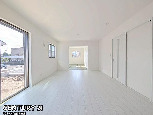 15.6帖のリビングです♪明るく、落ち着きのあるリビング♪ダイニングスペースも含めてゆとりのあるスペースで、ご家族でお食事や団らんしたり、ゆったりとしたご家族の時間を過ごせます♪