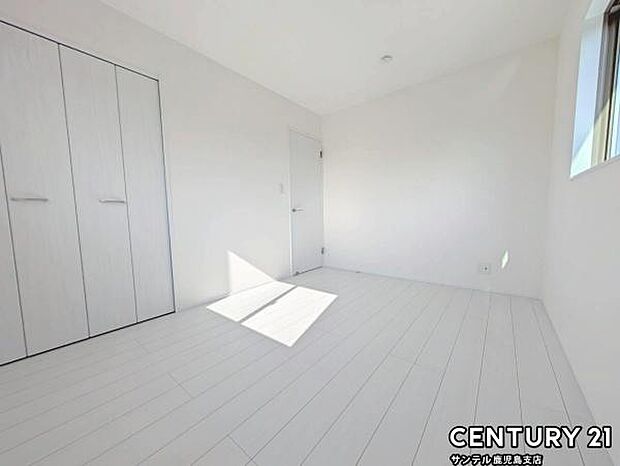 6帖の洋室です♪バルコニーとつながる洋室となっており、しっかり日が差し込みますので気持ちの良い目覚めができる素敵なお部屋です♪