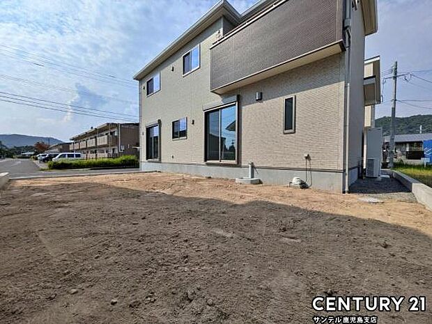 建物裏にはちょうど良い広さのお庭がついております♪