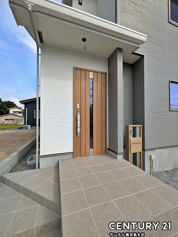 セキュリティ面でも安心なダブルロックドア玄関です♪屋根があるので、ちょっとした雨の日でも焦ることなく鍵や傘の開け閉めができます♪