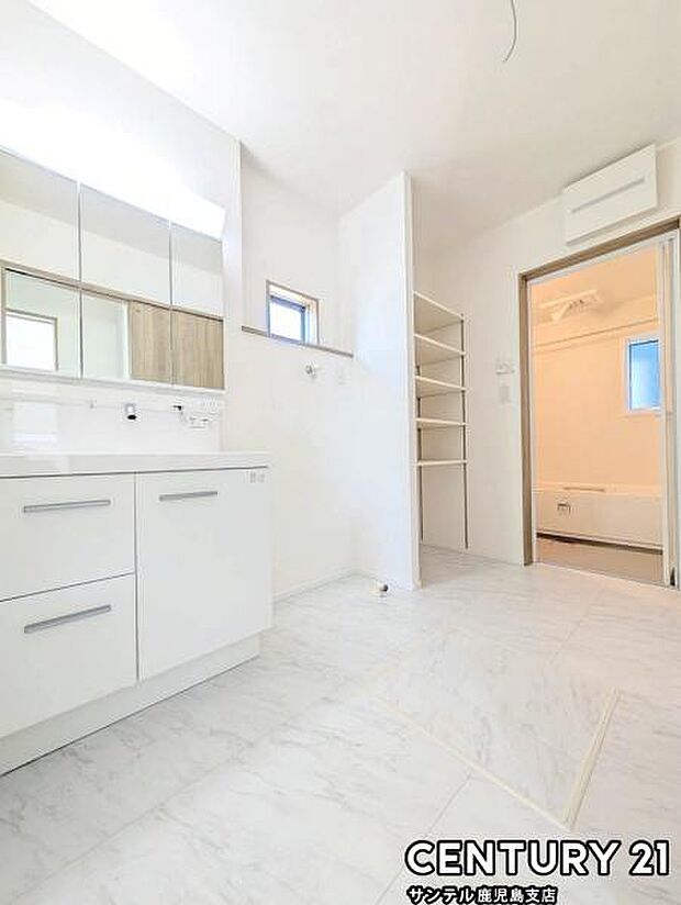 洗面化粧台は収納付きの大きな鏡が付いています♪朝のお忙しい時間帯でも三面鏡の洗面台ならお出かけ前のご準備も手助けしてくれること間違いなし♪