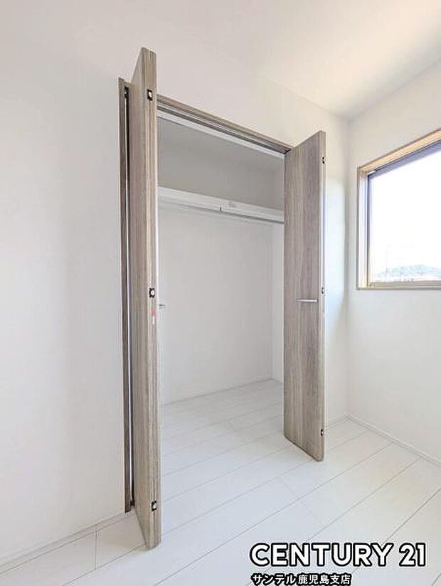 6帖洋室のクローゼットです♪丈の長いコートやお子様の制服、スーツなど収納でき、お洋服選びが楽しくなりますね♪