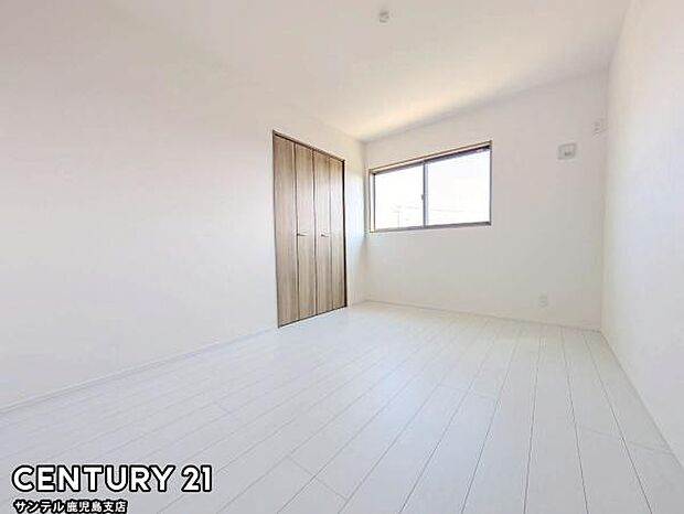 6帖の洋室です♪バルコニーとつながる洋室となっており、しっかり日が差し込みますので気持ちの良い目覚めができる素敵なお部屋です♪