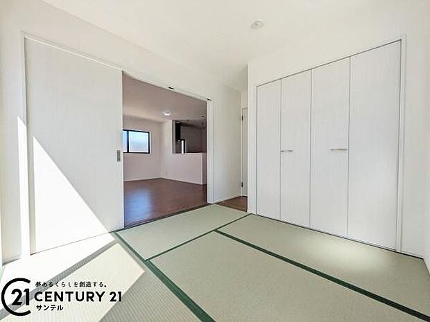 5帖の和室です♪リビング横に和室があることで和と洋の雰囲気を味わえ素敵な空間を演出でき、お子様の遊び部屋や客間としても利用できます♪