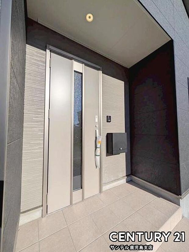 セキュリティ面でも安心なダブルロックドア玄関です♪屋根があるので、ちょっとした雨の日でも焦ることなく鍵や傘の開け閉めができます♪