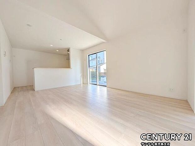 16帖のリビング♪カウンターキッチンからリビングにいるご家族やお子様の様子が見えるので、コミュニケーションがとりながら、ご家族の大切な時間を共有できるリビングスペースです♪