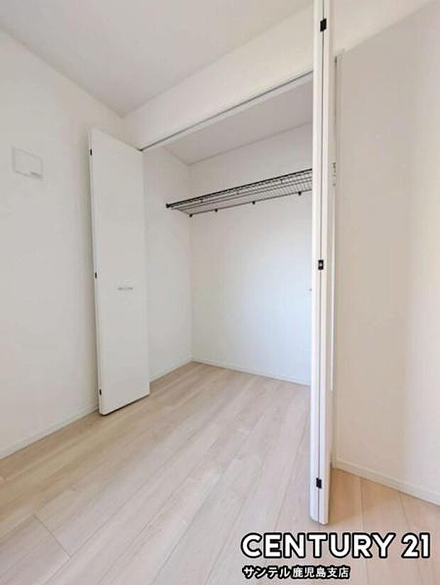 6帖洋室のクローゼットです♪丈の長いコートやお子様の制服、スーツなど収納でき、お洋服選びが楽しくなりますね♪