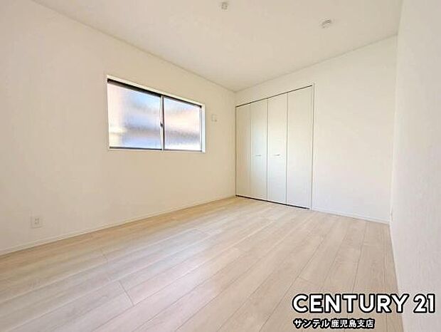 6帖の洋室です♪しっかり日が差し込みますので気持ちの良い目覚めができる素敵な洋室になります♪