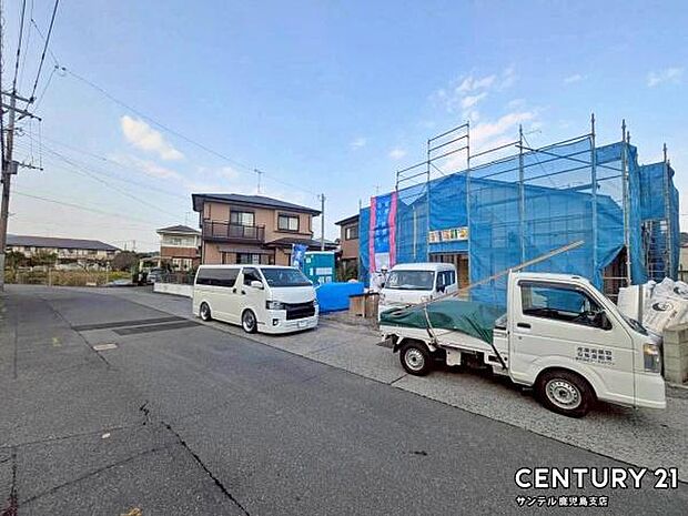 前面道路から撮影した現地写真です♪