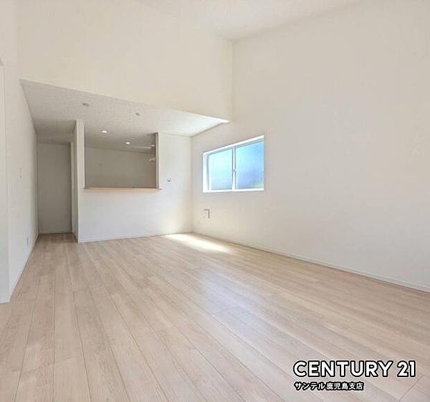 (同仕様モデル)カウンターキッチンからリビングにいるご家族やお子様の様子が見えるので、コミュニケーションがとりながら、ご家族の大切な時間を共有できるリビングスペースです♪