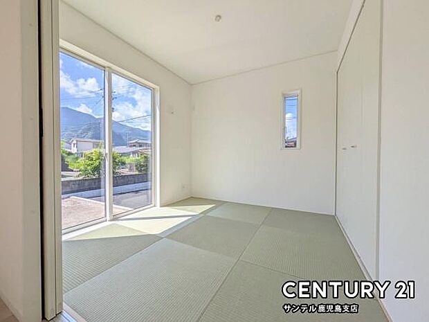 (同仕様写真)リビング横に畳スペースがあることで和と洋の雰囲気を味わえ素敵な空間を演出でき、お子様のキッズルームや客間としても利用できます♪畳は樹脂製なので、ジュース等をこぼしても、拭き取れます♪