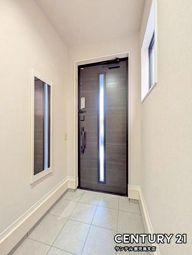 ご新居への出入り口になる明るい玄関には、靴を収納できるシューズボックスが付いております♪いつも清潔感のあるすっきりとした玄関スペースを確保できますよ♪