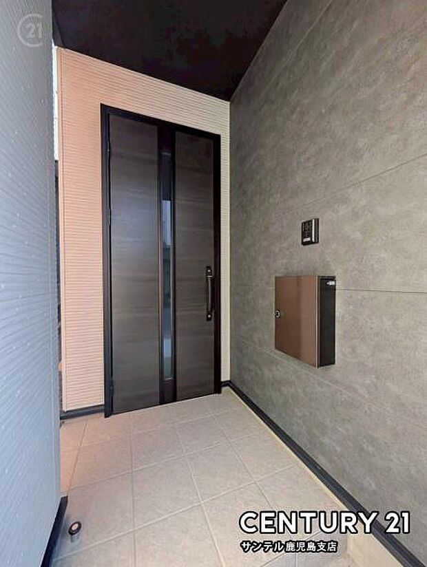 セキュリティ面でも安心なダブルロックドアタイプの玄関です♪奥行きのあるポーチのため、ちょっとした雨の日でも焦ることなく鍵や傘の開け閉めができます♪