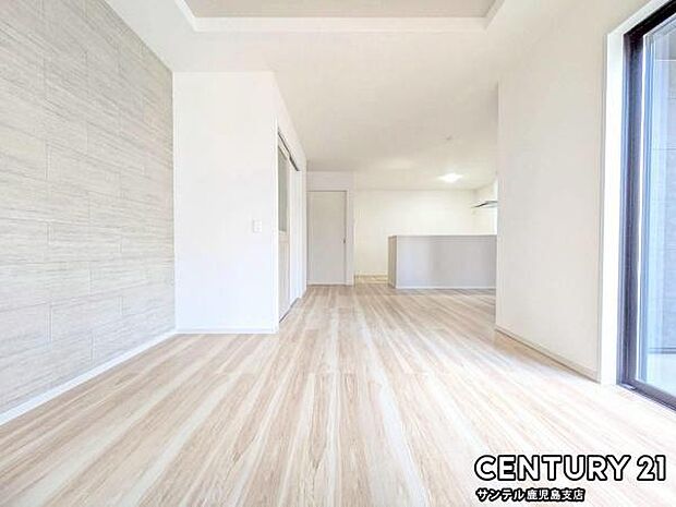 広々19.2帖のLDKです♪カウンターキッチンからリビングにいるご家族やお子様の様子が見えるので、コミュニケーションがとりながら、ご家族の大切な時間を共有できるリビングスペースです♪