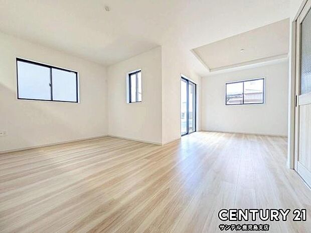 19.2帖のリビングです♪明るく、落ち着きのあるリビング♪ダイニングスペースも含めてゆとりのあるスペースで、ご家族でお食事や団らんしたり、ゆったりとしたご家族の時間を過ごせます♪