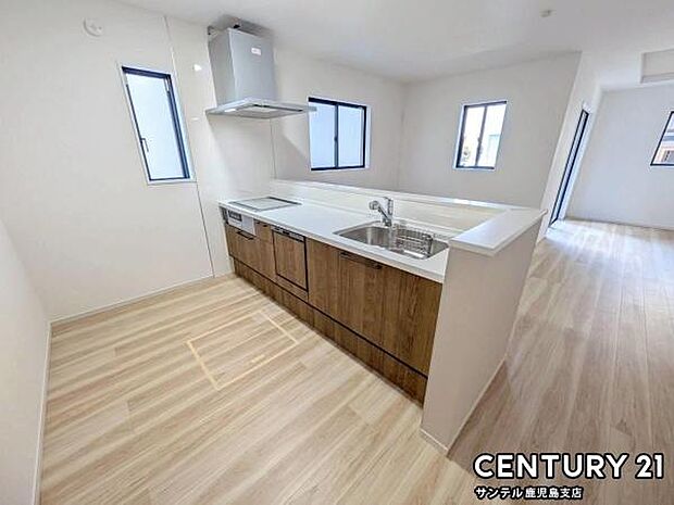 シンプルで使いやすい設計のキッチン♪カウンターキッチンなので、リビングいるご家族と会話を楽しみながらお料理ができます♪標準で食洗器が付いています♪