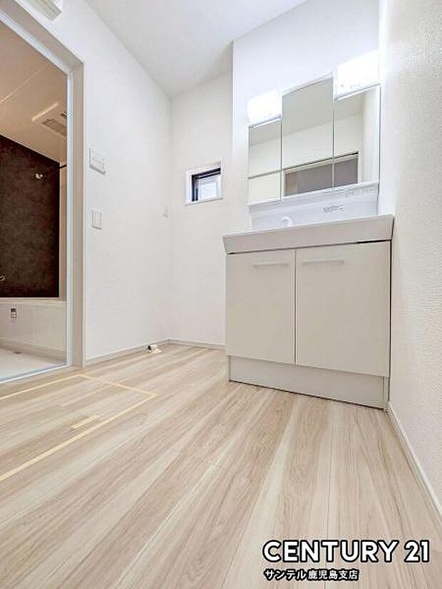 窓の付いた清潔感のあるシンプルな洗面脱衣所♪洗面台は、収納スペースが付いてます!