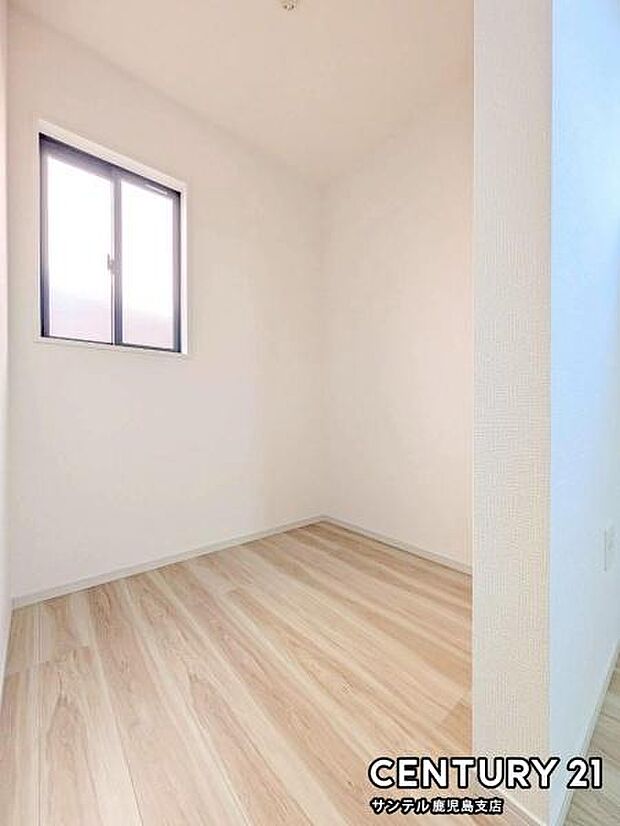 6.6帖洋室のウォークインクローゼットです♪収納力のあるウォークインクローゼットを設置。衣類はもちろん、寝具や季節家電もまとめて保管でき、室内を広く快適に使えます。