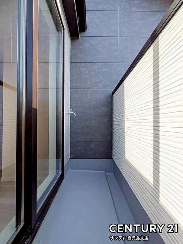 日当たりの良い南面のバルコニーです♪お掃除もできるよう、水栓もついております。