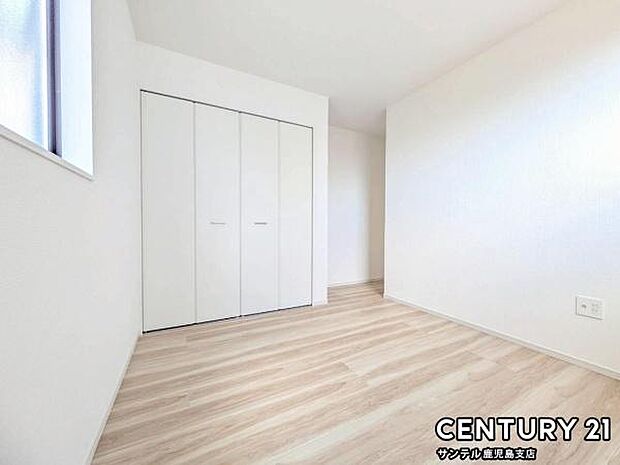 5.7帖の洋室です♪しっかり日が差し込みますので気持ちの良い目覚めができる素敵な洋室になります♪子供部屋にも十分使える仕様の洋室になっております♪