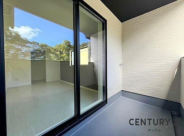 （同仕様モデル）ぽかぽかした天気の良い日はバルコニーで洗濯物を外で干すことが出来ます♪