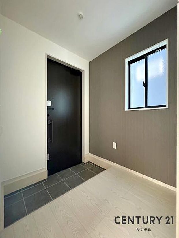 (同仕様モデル写真)玄関！ご新居への出入り口になる明るい玄関には、たくさんの靴を収納できるシューズボックスが付いております♪いつも清潔感のあるすっきりとした玄関スペースを確保できますよ♪