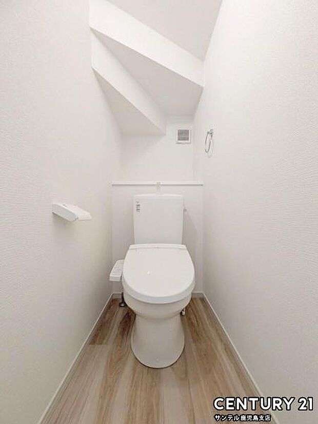 （同仕様モデル）トイレ！ウォシュレットが付いた広々として落ち着いた空間のお手洗いになります♪