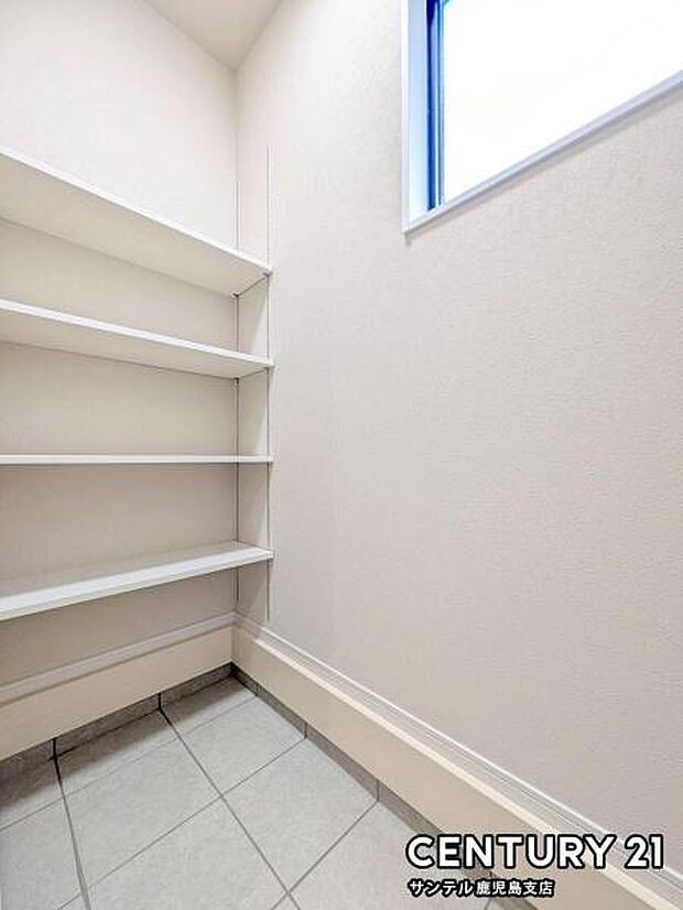 玄関にシューズインクロークとクローゼットを配置。靴や外用品はもちろん、コートやベビーカーも収納でき、生活感を抑えたすっきり空間を保てます。