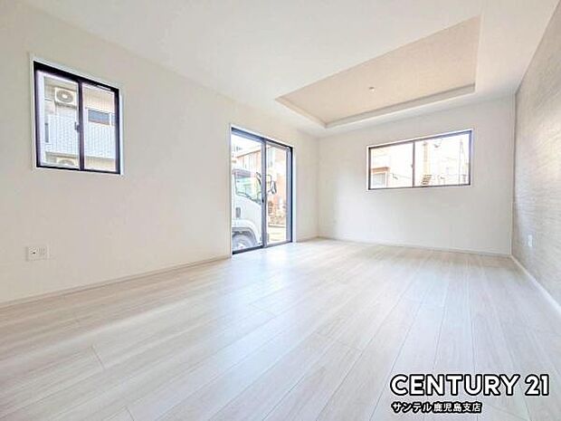 18.3帖のリビングです♪明るく、落ち着きのあるリビング♪ダイニングスペースも含めてゆとりのあるスペースで、ご家族でお食事や団らんしたり、ゆったりとしたご家族の時間を過ごせます♪